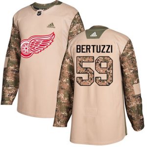 Maend-NHL-Detroit-Red-Wings-Troeje-Tyler-Bertuzzi-59-Authentic-Camo-Veterans-Day-Practice