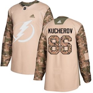 Maend-NHL-Tampa-Bay-Lightning-Troeje-Nikita-Kucherov-86-Authentic-Camo-Veterans-Day-Practice