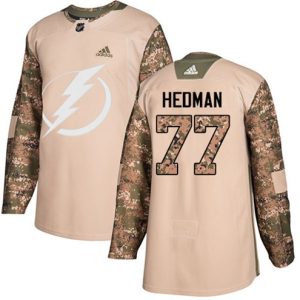 Maend-NHL-Tampa-Bay-Lightning-Troeje-Victor-Hedman-77-Authentic-Camo-Veterans-Day-Practice