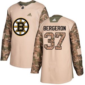 NHL-Patrice-Bergeron-Authentic-Maend-Camo-Boston-Bruins-Troeje-37-Veterans-Day-Practice